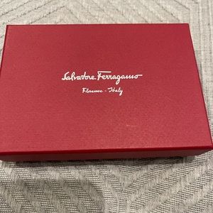 Ferragamo NEW Credit card case featuring keychain. Style Gancini